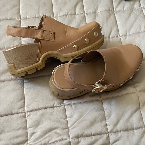 Sorel Women's Brown Mules with Gold Accents size 7. - Picture 4 of 7